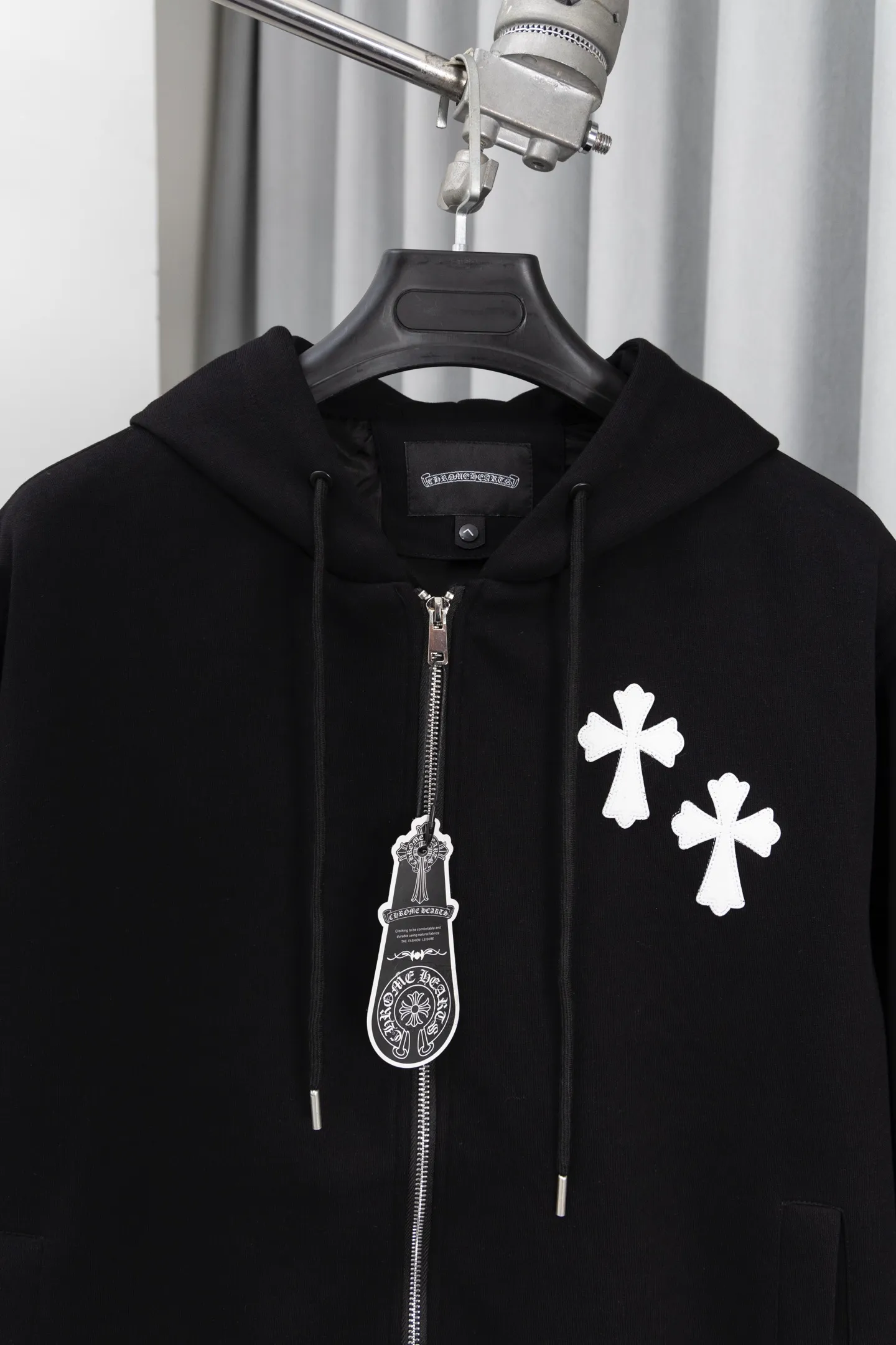 P320 Style number: S017 𝗖𝗵𝗿𝗼𝗺𝗲 𝗛𝗲𝗮𝗿𝘁𝘀/Cro Xin 2025 washed and burnt patch embroidered autumn and winter new original single counter American patchwork 3D three-dimensional couple casual cardigan plus velvet sweatshirt 👑The highest version! Customized fabric 480g tripe terry fabric! American acid-washed and distressed original fabric, laser burning + patch embroidery, exquisite embroidery of letters! The best-selling model in the counter, very comfortable to wear. Accessories: original molded and authenticated collar label➕100% silk wash label. Genuine purchase-grade original hangtag➕matching hanging rope➕3D hanging beads➕original packaging bag. Craftsmanship: The original version has consistent wiring! The highest version of the armhole matching technique! Color: Black Size: S M L XL